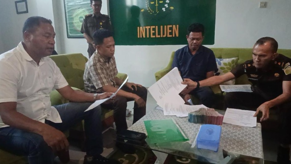 Kajari Yupiter Selan saat menyaksikan RN mengembalikan uang negara pada proyek Buraen-Erbaun (yandry/kupangterkini.com) Kajari Yupiter Selan saat menyaksikan RN mengembalikan uang negara pada proyek Buraen-Erbaun (yandry/kupangterkini.com)