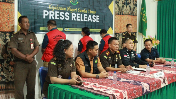 Kejaksaan Negeri Sumba Timur saat menunjukan tiga tersangka korupsi ke publik (ist) Kejaksaan Negeri Sumba Timur saat menunjukan tiga tersangka korupsi ke publik (ist)