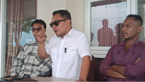 Rian Van Frits Kapitan didampingi Andry Un Abon serta Ivan Cha Rihi