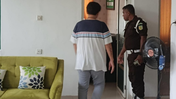 Rudy Angkari, pelaksana mega proyek Buraen-Erbaun saat memasuki ruang pemeriksaan (yandry/kupangterkini.com)