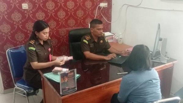 Prof Denik Sri Krisnayanti saat mengembalikan kerugian keuangan negara dalam kasus sumur bor Oenunutono