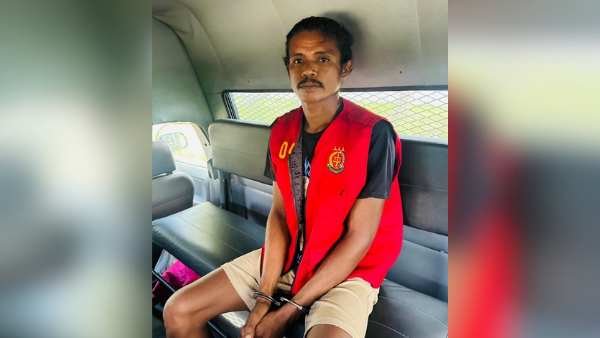 DPO Deny Sabat saat diamankan tim Tabur Kejati NTT (yandry/kupangterkini.com)