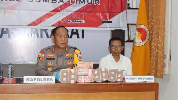 Kapolres Sumba Timur, AKBP Dr Gde Harimbawa dalam sesi jumpa pers (ist)