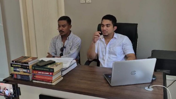 Kuasa hukum keluarga korban Lucky dan Delfy, Imbo Tulung serta Yosua Nainatun (yandry/kupangterkini.com) Kuasa hukum keluarga korban Lucky dan Delfy, Imbo Tulung serta Yosua Nainatun (yandry/kupangterkini.com)