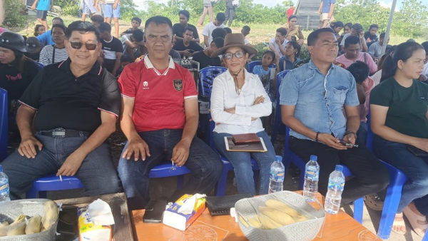 Ketua Pordasi NTT, Jerry Manafe saat menyaksikan final pacuan kuda di Gelora Lifubatu Ketua Pordasi NTT, Jerry Manafe saat menyaksikan final pacuan kuda di Gelora Lifubatu