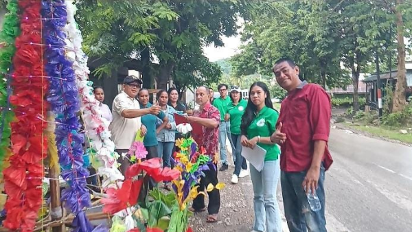 Ketua panitia lomba hias Pohon Natal 2025 bersama anggota ketika turun lokasi pemasangan (yandry/kupangterkini.com) Ketua panitia lomba hias Pohon Natal 2025 bersama anggota ketika turun lokasi pemasangan (yandry/kupangterkini.com)