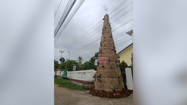 Pohon Natal berbahan Karung Goni milik Jemaat Ebenhaezer Tarus Barat (yandry/kupangterkini.com) Pohon Natal berbahan Karung Goni milik Jemaat Ebenhaezer Tarus Barat (yandry/kupangterkini.com)