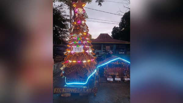 Pohon Natal Pelepah Pisang hasil kreasi Kelurahan Batakte (yandry/kupangterkini.com) Pohon Natal Pelepah Pisang hasil kreasi Kelurahan Batakte (yandry/kupangterkini.com)