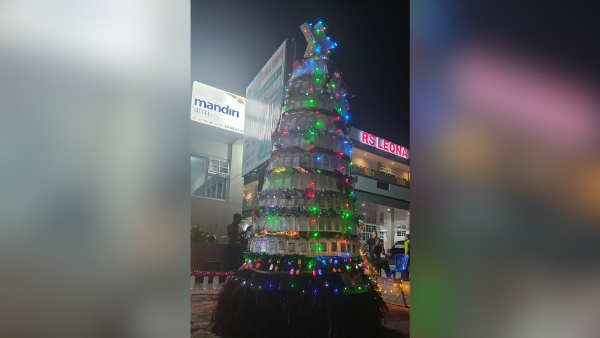 Pohon Natal RS Leona Noelbaki yang dibuat dari botol Infus bekas (yandry/kupangterkini.com) Pohon Natal RS Leona Noelbaki yang dibuat dari botol Infus bekas (yandry/kupangterkini.com)