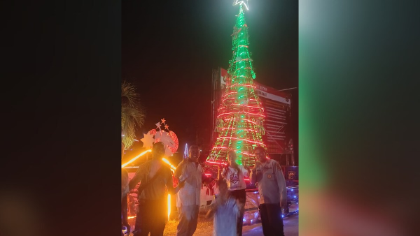 Pohon Natal kreasi Polres Kupang (yandry/kupangterkini.com) Pohon Natal kreasi Polres Kupang (yandry/kupangterkini.com)
