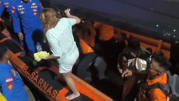 Penumpang KM Putri Sakinah yang berhasil dievakuasi (dok SAR Maumere)