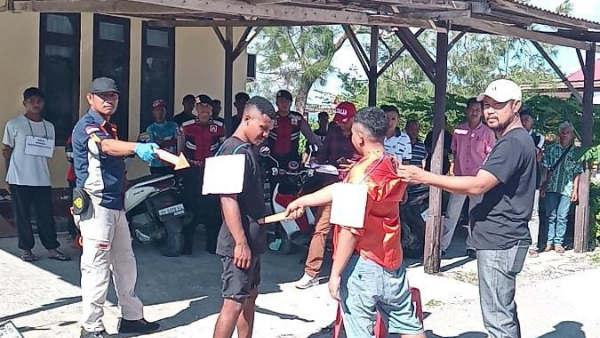 Tersangka saat memperagakan cara menikam korban (yandry/kupangterkini.com)