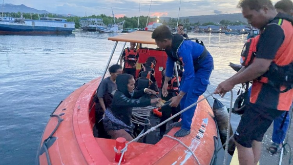 Ditpolairud Polda NTT saat melakukan evakuasi terhadap para korban (ist)