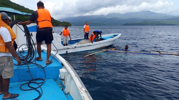 Anggota Brimob Polda NTT saat proses evakuasi (ist) Anggota Brimob Polda NTT saat proses evakuasi (ist)