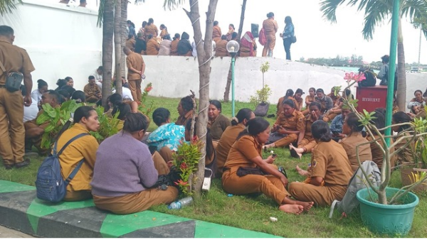 Para P3K menanti kejelasan nasib di Kantor Bupati Kupang (yandry/kupangterkini.com)