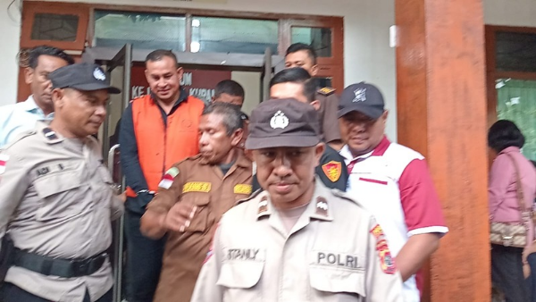 Mokrianus Lay diapit Jaksa menuju mobil tahanan (yandry/kupangterkini.com)