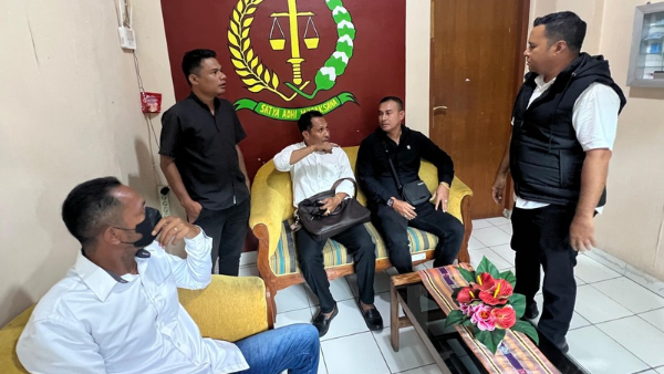 Tim Penasehat Hukum kala mendampingi Mokrianus Lay di Kejari Kota Kupang