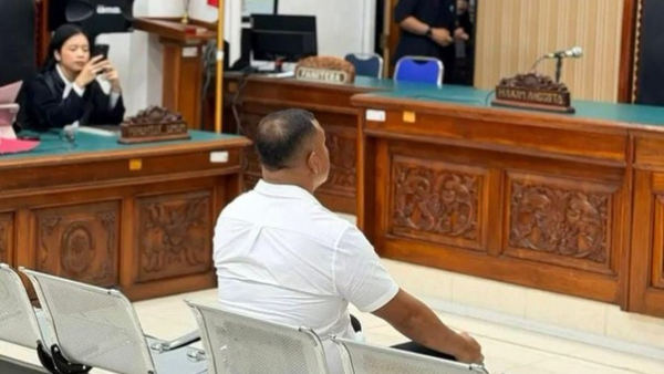 Mokrianus Lay saat mengikuti sidang perdana kasus penelantaean anak yang menimpanya