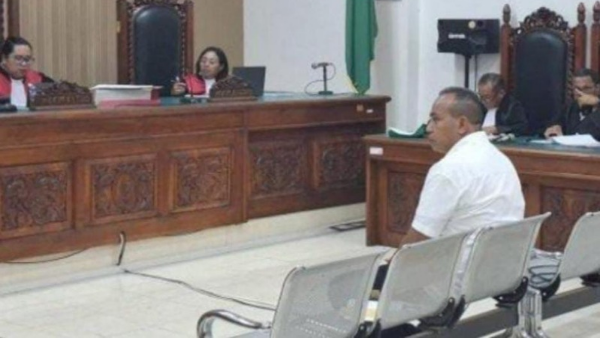 Erikh Mella ketika mengikuti sidang pada Pengadilan Negeri kupang 2025 silam