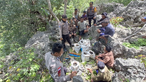 Polisi saat mengamankan para pelaku beserta barang bukti (ist)