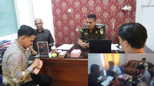 Kasi Pidsus Andrew Keya ketika menerima pengembalian uang dari Rudi Angkari (ist)