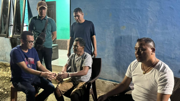 Denny Suan saat ditangkap tim Kejari Kabupaten Kupang (yandry/kupangterkini.com)