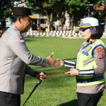 Perwakilan Personel, Arina Eklesia Behhi saat menerima penghargaan dari Kapolda NTT (ist) Perwakilan Personel, Arina Eklesia Behhi saat menerima penghargaan dari Kapolda NTT (ist)