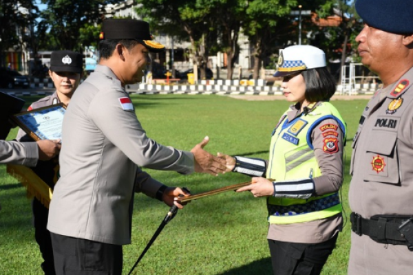 Perwakilan Personel, Arina Eklesia Behhi saat menerima penghargaan dari Kapolda NTT (ist)