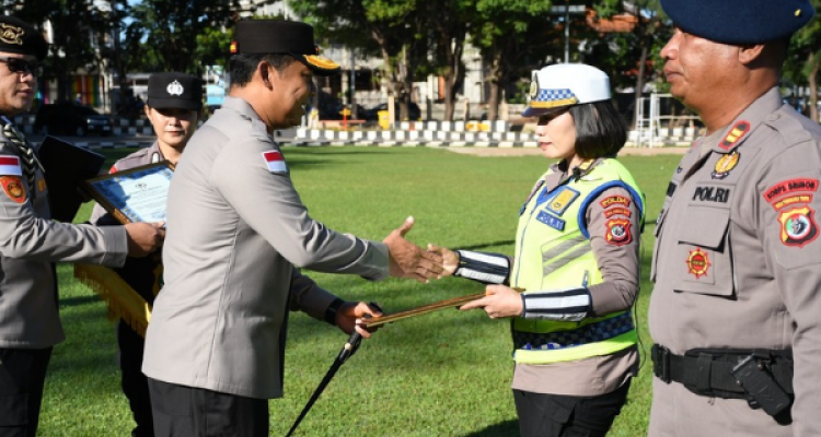 Perwakilan Personel, Arina Eklesia Behhi saat menerima penghargaan dari Kapolda NTT (ist) Perwakilan Personel, Arina Eklesia Behhi saat menerima penghargaan dari Kapolda NTT (ist)