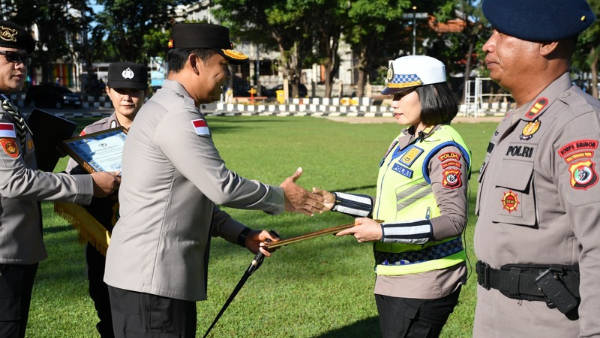 Perwakilan Personel, Arina Eklesia Behhi saat menerima penghargaan dari Kapolda NTT (ist)
