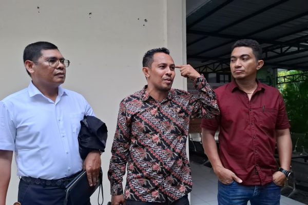 Ketua Tim Advokat Mokris Lay, Rian Van Frits Kapitan bersama Dr Yanto Ekon & Imbo Tulung Ketua Tim Advokat Mokris Lay, Rian Van Frits Kapitan bersama Dr Yanto Ekon & Imbo Tulung