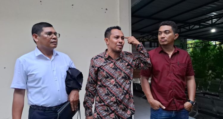 Ketua Tim Advokat Mokris Lay, Rian Van Frits Kapitan bersama Dr Yanto Ekon & Imbo Tulung
