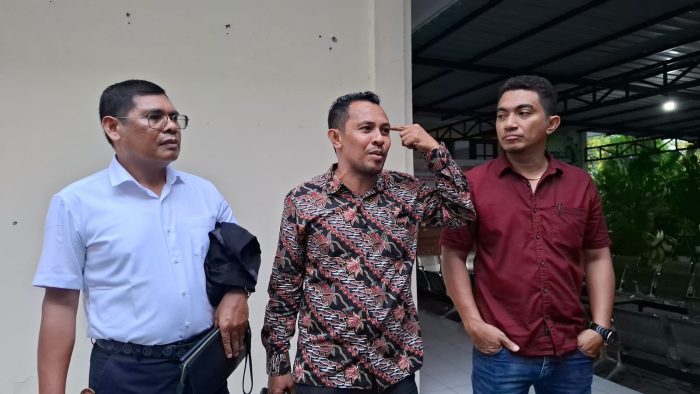 Ketua Tim Advokat Mokris Lay, Rian Van Frits Kapitan bersama Dr Yanto Ekon & Imbo Tulung