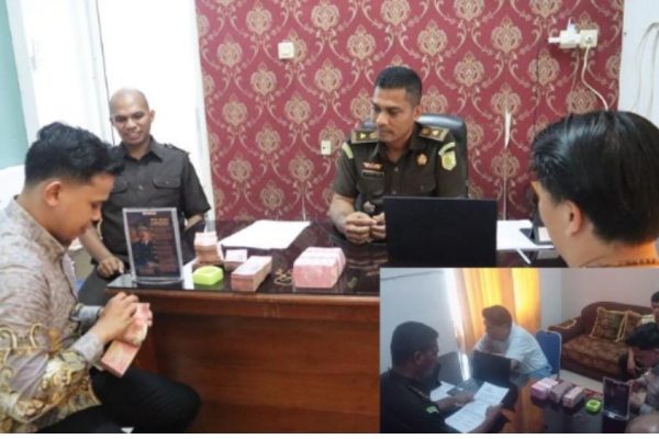 Rudi Angkari ketika mengembalikan uang negara pada 18 Februari 2026 (ist)