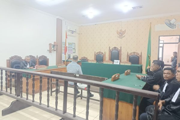 JPU, Advokat & Mokrianus Lay menunggu kehadiran Majelis Hakim saat sidang dalam agenda Tuntutan (yandry/kupangterkini.com)