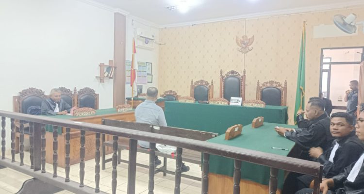 JPU, Advokat & Mokrianus Lay menunggu kehadiran Majelis Hakim saat sidang dalam agenda Tuntutan (yandry/kupangterkini.com) JPU, Advokat & Mokrianus Lay menunggu kehadiran Majelis Hakim saat sidang dalam agenda Tuntutan (yandry/kupangterkini.com)