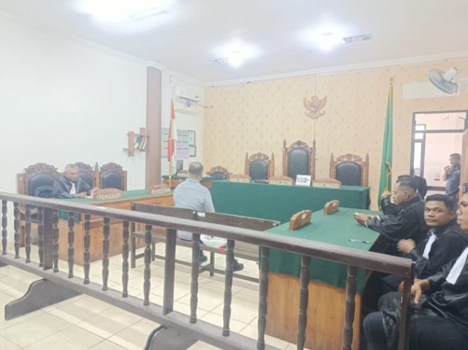 JPU, Advokat & Mokrianus Lay menunggu kehadiran Majelis Hakim saat sidang dalam agenda Tuntutan (yandry/kupangterkini.com)