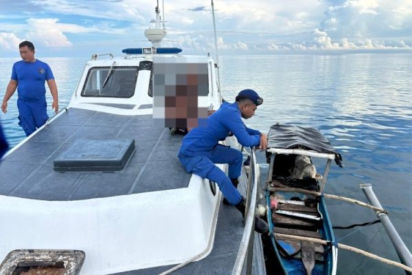 Polairud Polda NTT saat, mengamankan kedua tersangka beserta perahu yang dipakai (ist) Polairud Polda NTT saat, mengamankan kedua tersangka beserta perahu yang dipakai (ist)