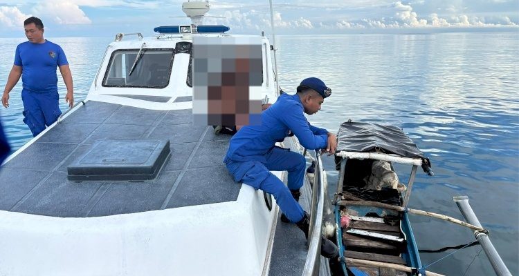 Polairud Polda NTT saat, mengamankan kedua tersangka beserta perahu yang dipakai (ist)
