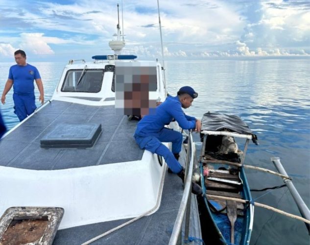 Polairud Polda NTT saat, mengamankan kedua tersangka beserta perahu yang dipakai (ist)
