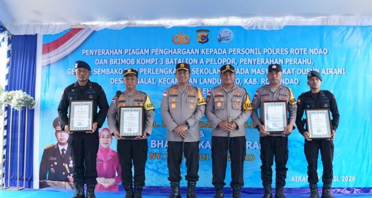 Kapolda NTT, Irjen Pol Dr Rudy Darmoko bersama perwakilan personel Polri yang diberikan penghargaan (ist) Kapolda NTT, Irjen Pol Dr Rudy Darmoko bersama perwakilan personel Polri yang diberikan penghargaan (ist)