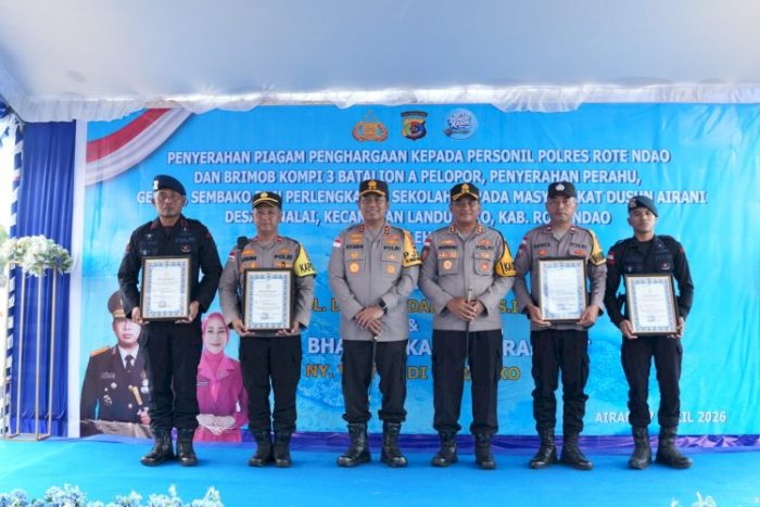 Kapolda NTT, Irjen Pol Dr Rudy Darmoko bersama perwakilan personel Polri yang diberikan penghargaan (ist)
