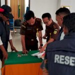 Polisi saat melaksanakan proses tahap II para tersangka Narkotika (ist) Polisi saat melaksanakan proses tahap II para tersangka Narkotika (ist)