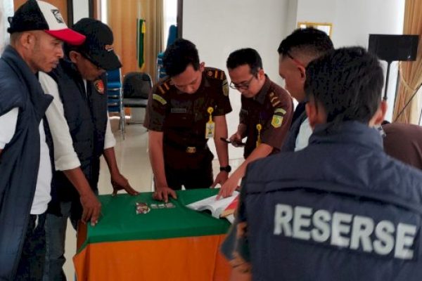 Polisi saat melaksanakan proses tahap II para tersangka Narkotika (ist)