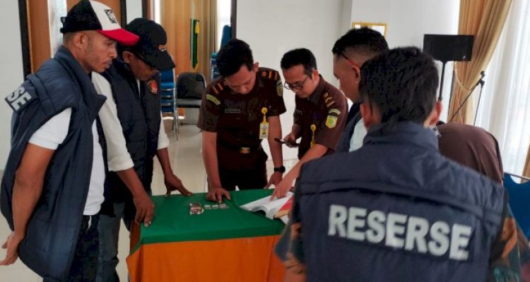 Polisi saat melaksanakan proses tahap II para tersangka Narkotika (ist) Polisi saat melaksanakan proses tahap II para tersangka Narkotika (ist)