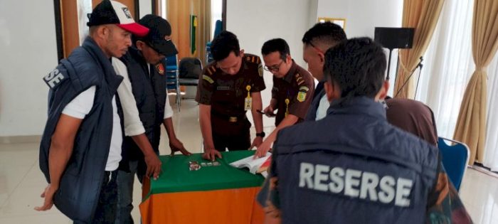 Polisi saat melaksanakan proses tahap II para tersangka Narkotika (ist)