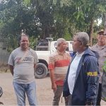 Kapolres Kupang, AKBP Rudy Ledo bersama anggota berada disekitar lokasi bentrok (yandry/kupangterkini.com)