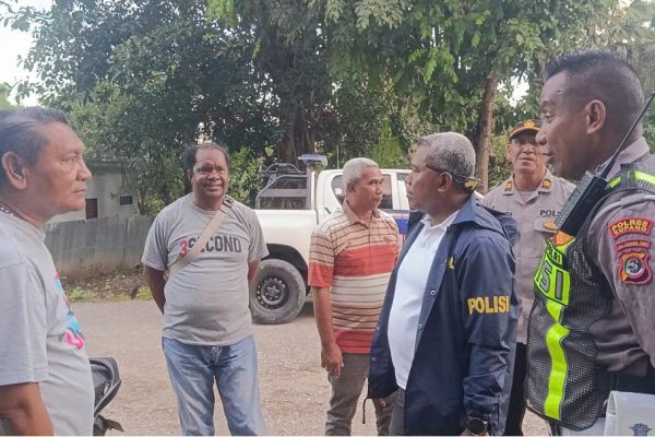 Kapolres Kupang, AKBP Rudy Ledo bersama anggota berada disekitar lokasi bentrok (yandry/kupangterkini.com) Kapolres Kupang, AKBP Rudy Ledo bersama anggota berada disekitar lokasi bentrok (yandry/kupangterkini.com)