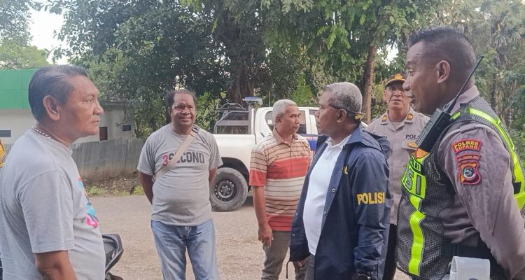 Kapolres Kupang, AKBP Rudy Ledo bersama anggota berada disekitar lokasi bentrok (yandry/kupangterkini.com)