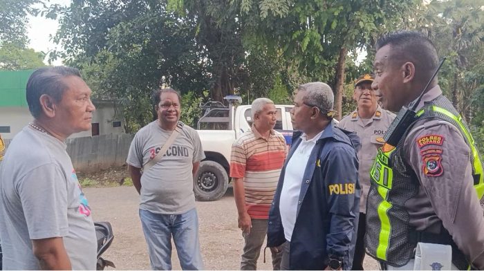 Kapolres Kupang, AKBP Rudy Ledo bersama anggota berada disekitar lokasi bentrok (yandry/kupangterkini.com)